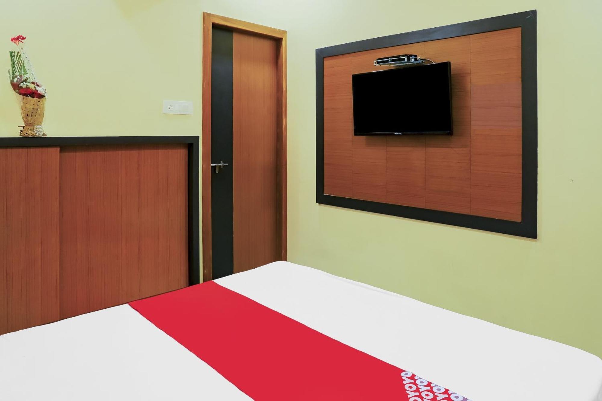 Oyo Hotel Shree Krishna Inn Rooms Surat Exterior foto