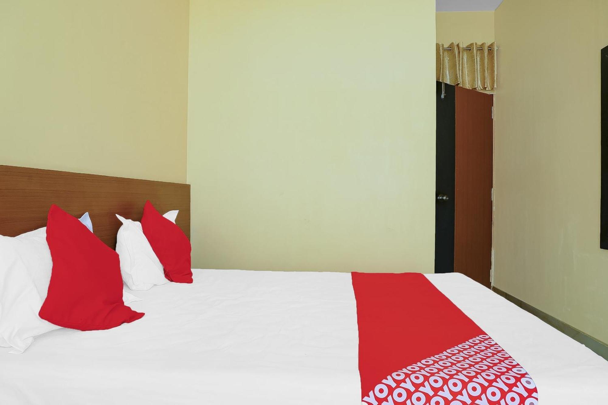 Oyo Hotel Shree Krishna Inn Rooms Surat Exterior foto